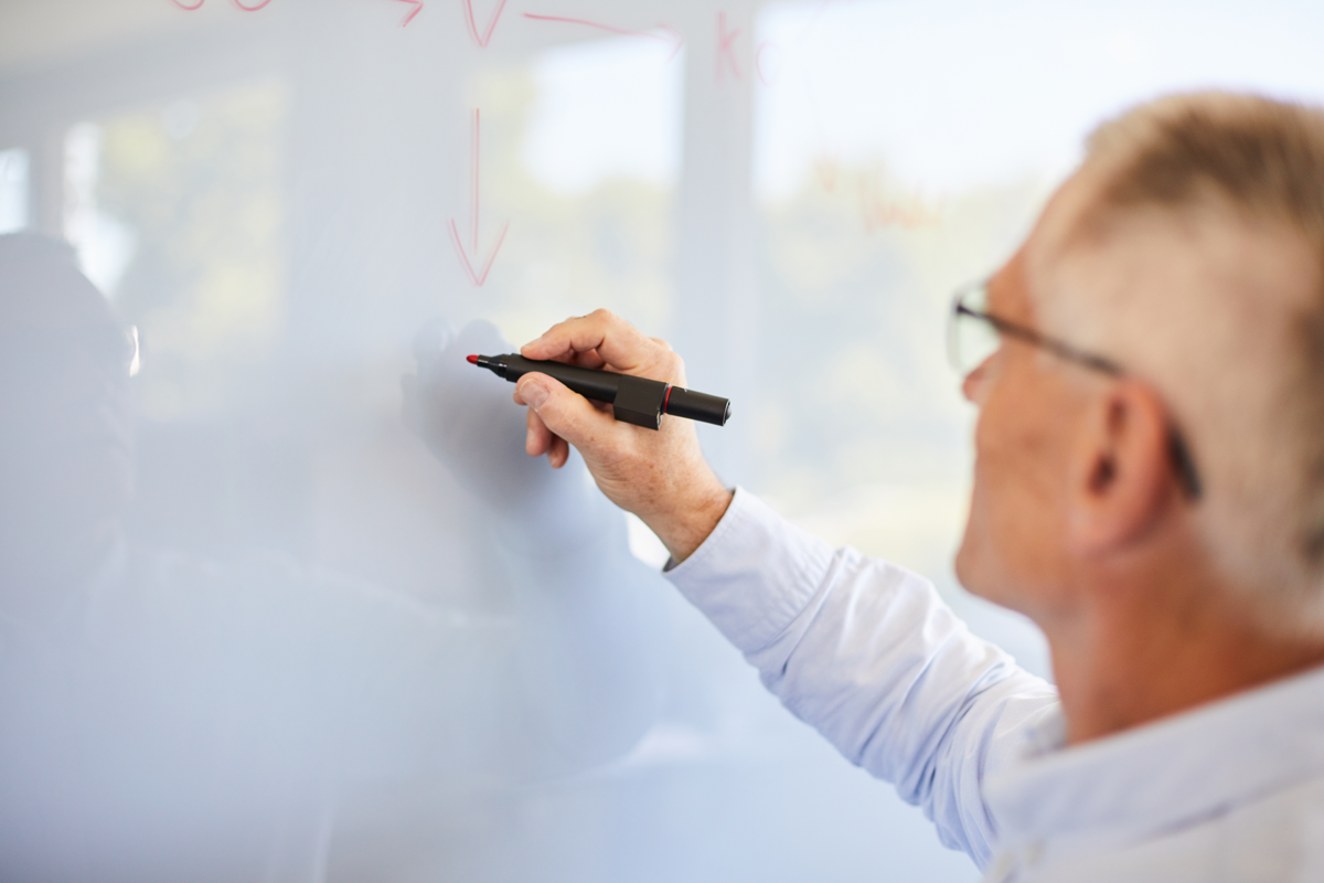 konsulent skriver på whiteboard